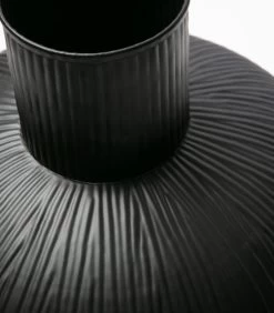 Exclusive Pixie Vaas - Metaal - Zwart - 35x30x30 -Woninginrichting 15f1ff8a8a814f43bcb91e5ba202c5ab