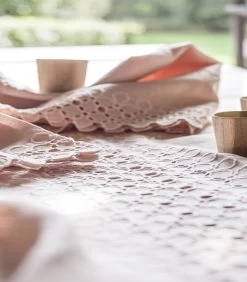 Mazarine - Effen Tafelloper In Geborduurd Linnen Made In France -Woninginrichting 16af51d291574fa896f04ef787a82482