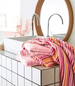 STRATTA Fuchsia - Badhanddoek Katoen -Woninginrichting 4776a80c6a524298b4039dc7ede554fc