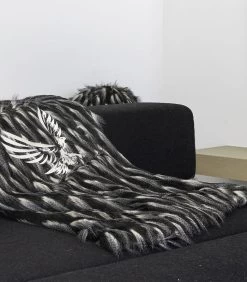 Plaid In Zwart Imitatiebont Geborduurd