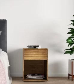 Nachtkastje EMMA In Eikenhout -Woninginrichting a4824646585547fcb8e1da656e0f0df5