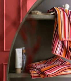 STRATTA Fuchsia - Badhanddoek Katoen -Woninginrichting e25889a6a1024dcdb6f0f218436d29f3